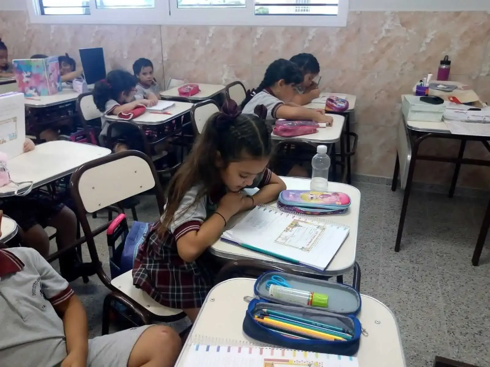 niña mirando atentamente su cuaderno