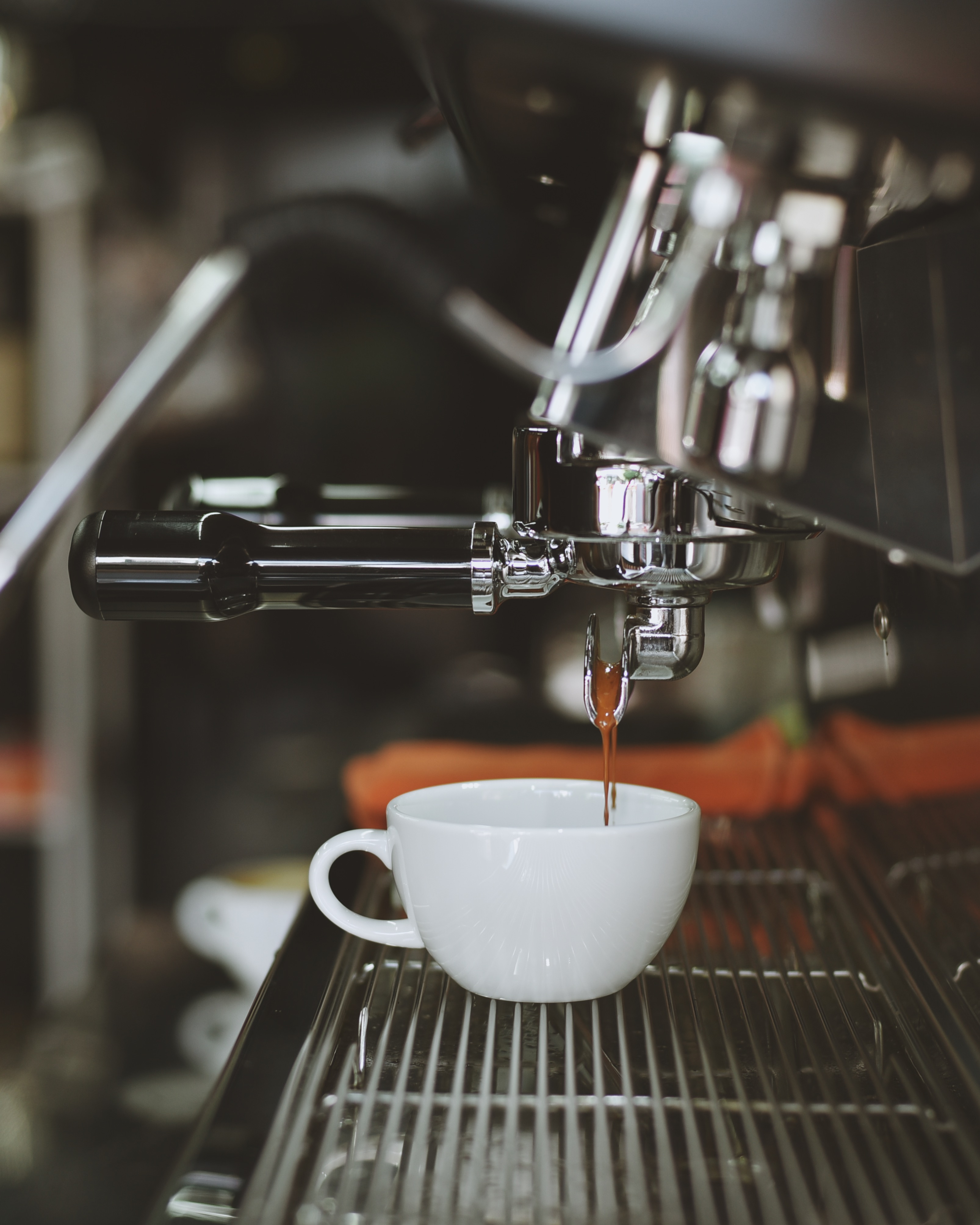 maquina llenado de cafe una taza