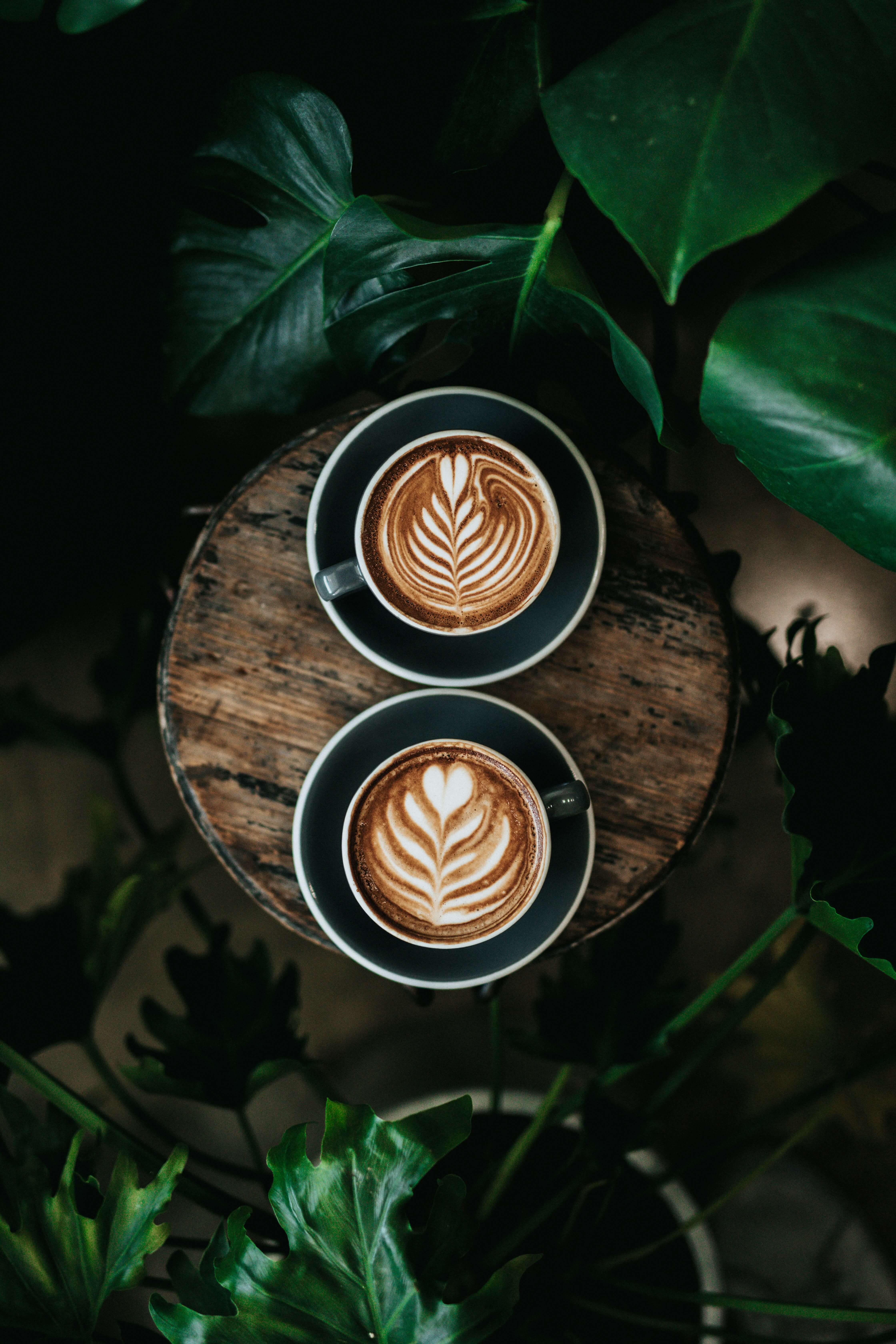 tazas de café apoyadas en una mesa