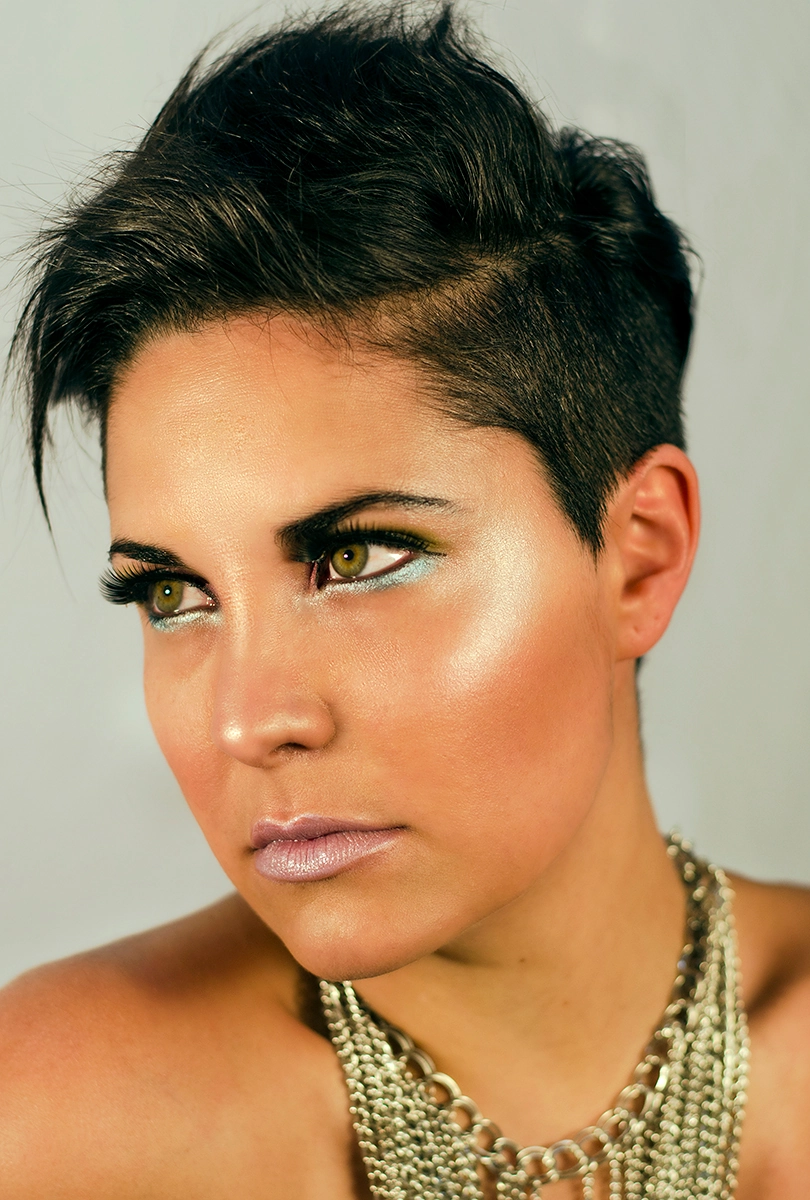 Modelo con maquillaje profesional realizado por Romina Zapata
